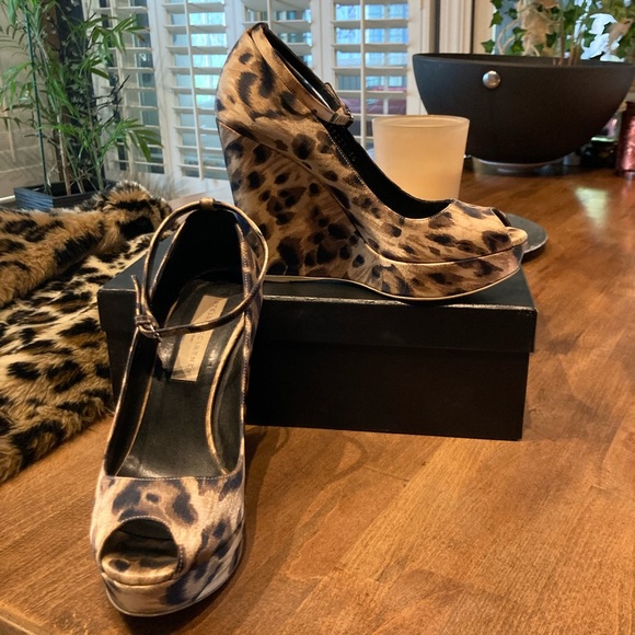 Stella McCartney leopard wedge ankle strap heel wedge 38 8 7.5 peep toe pin up - Picture 3 of 16